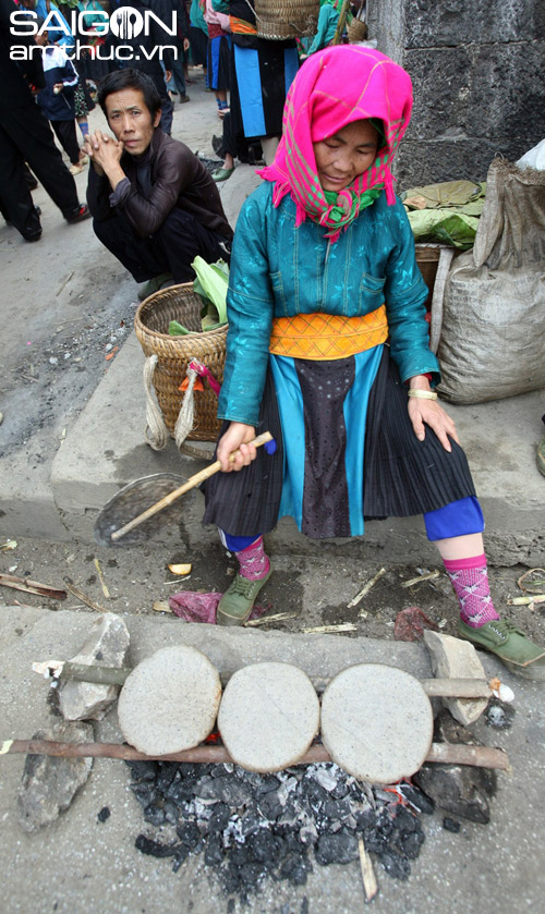 Ăn bánh ngô giữa chợ Đồng Văn