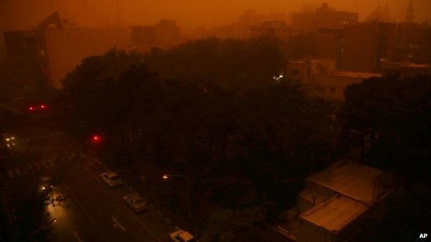 Iran: Bão cát tử thần biến ngày thành đêm, hàng chục người thương vong