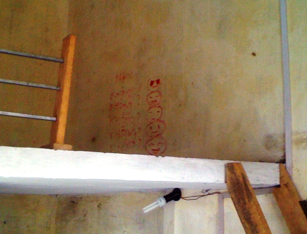 Một số chữ viết m&agrave;u đỏ chưa x&aacute;c định được m&aacute;u hay sơn của chị Dung được ph&aacute;t hiện tr&ecirc;n g&aacute;c 2 của ph&ograve;ng trọ.
