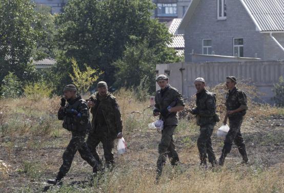 Kiev triển khai quân viện trợ tới Mariupol ngay trước thời điểm sắp công bố thỏa thuận ngừng bắn. Ảnh: Reuters