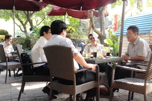 Quán cà phê hốt bạc đầu năm