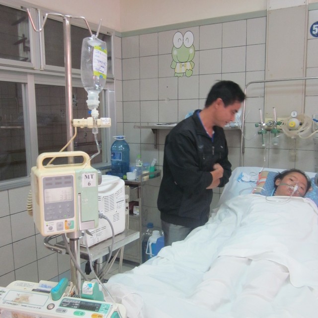Việc truyền dịch cần theo chỉ định của b&aacute;c sỹ (ảnh chụp tại Bệnh viện Bạch Mai).  Ảnh: P.T