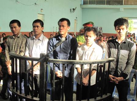 Băng tuột quần, cướp vàng ông lão ăn xin lãnh án 43 năm tù