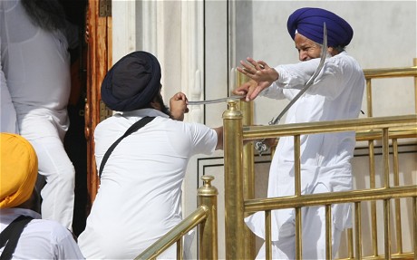 Hai nh&oacute;m người Sikh d&ugrave;ng kiếm ch&eacute;m nhau tại Đền V&agrave;ng h&ocirc;m 6-6. Ảnh: EPA