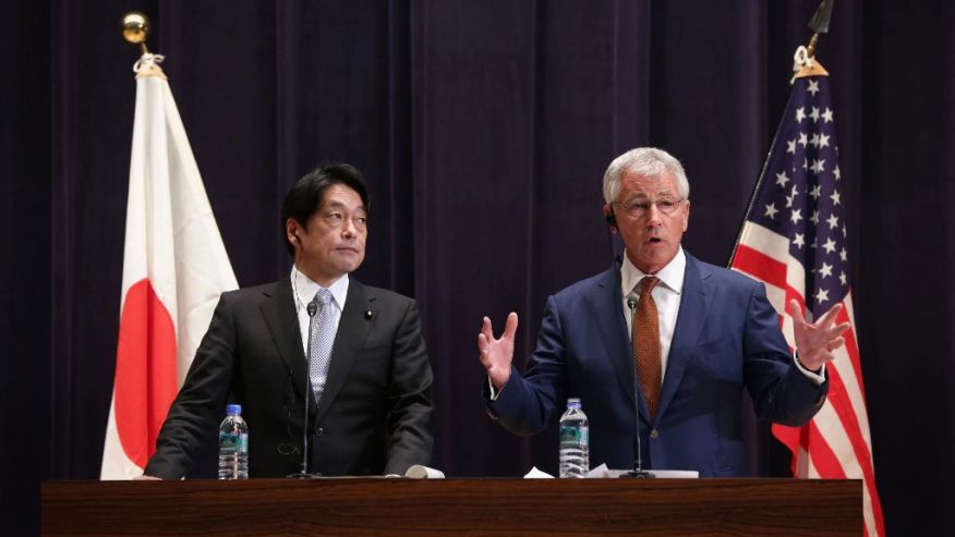 Bộ trưởng Quốc ph&ograve;ng Nhật Bản Itsunori Onodera v&agrave; người đồng cấp Mỹ Chuck Hagel. Ảnh: AP