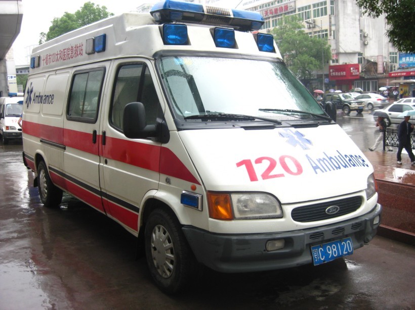 Chờ đóng lệ phí xe cứu thương, bé 1 tuổi chết thảm
