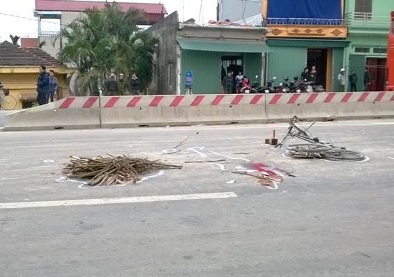 Lọ mọ chở củi, cụ ông bị xe tải cán tử vong