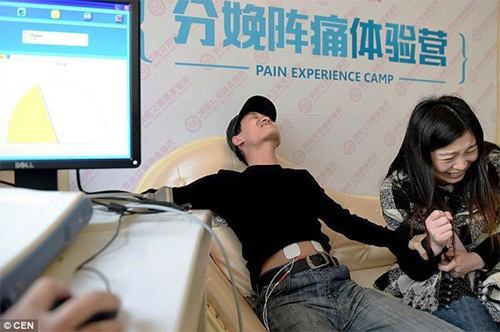 Các ông chồng Trung Quốc xếp hàng trải nghiệm đau đẻ