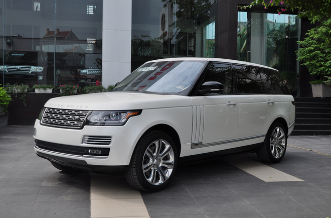 Giới thiệu hồi cuối năm 2013, Range Rover LWB (Long-Wheelbase) với trục cơ sở k&eacute;o d&agrave;i th&ecirc;m 140 mm, chỉ &aacute;p dụng cho bản Autobiography ti&ecirc;u chuẩn v&agrave; Autobiography Black Edition.