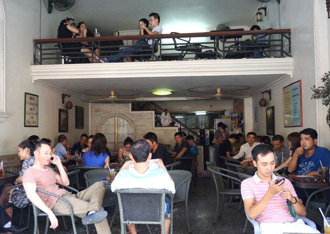 Quán trà hoa cúc nhà bà Côi luôn đông khách bất kể ngày thường, ngày nghỉ. Ảnh: Diệp Sa