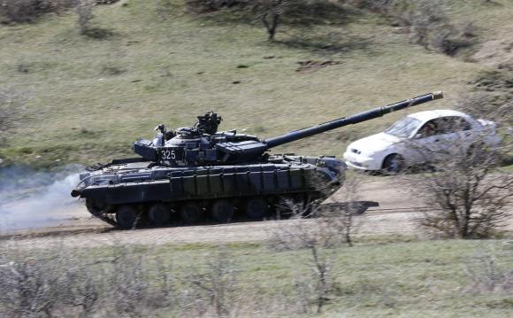 Một xe tăng Nga di chuyển gần Crimea h&ocirc;m 27-3. Ảnh: Reuters