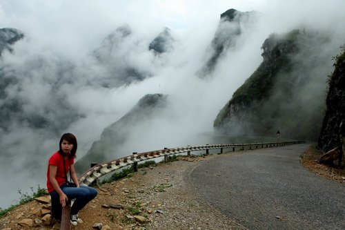 Du kh&aacute;ch ngẩn ngơ khi m&acirc;y &ugrave;a đến tr&ecirc;n đ&egrave;o M&atilde; P&igrave; L&egrave;ng l&agrave;m khung cảnh trở n&ecirc;n huyền hoặc - Ảnh: Mộc Mi&ecirc;n