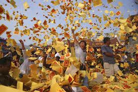 Đâm nhau vì giành tiền cúng