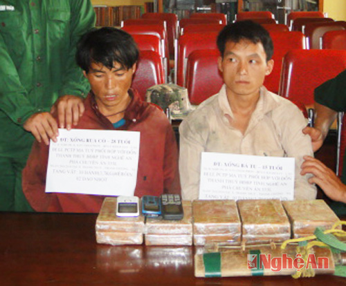 Hai đối tượng c&ugrave;ng tang vật.