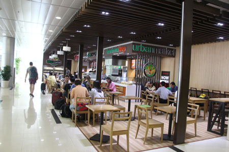 Giật mình giá hàng ăn "trên trời" ở sân bay Tân Sơn Nhất
