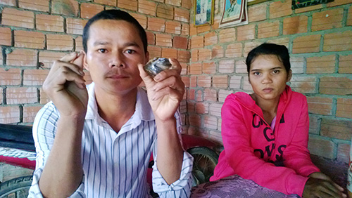 Tin lời thầy cúng, cả xóm mua "ngọc" chữa bệnh