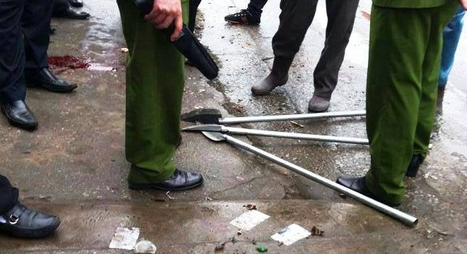 Hung kh&iacute; c&aacute;c đối tượng bỏ lại tại hiện trường.