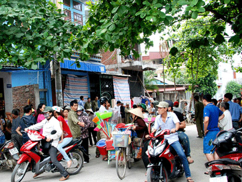 Cãi nhau, dùng dao cắt cổ vợ