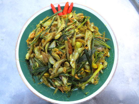 Mặn mòi cá con kho củ nén