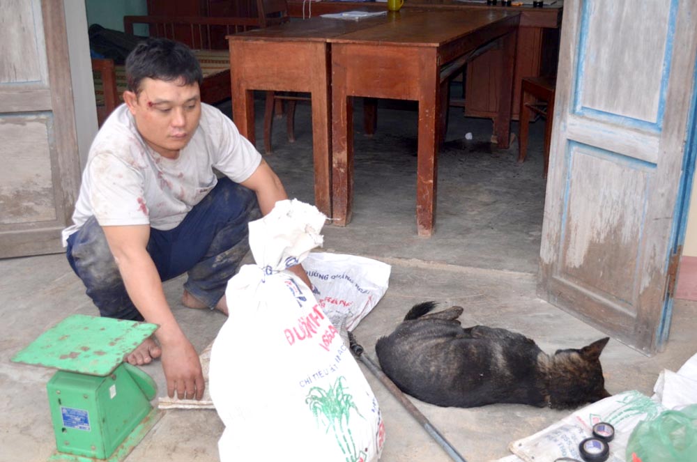 Đối tượng và tang vật bị người dân thu giữ.