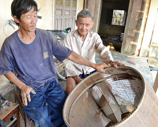 Những chiếc đ&oacute; gắn b&oacute; cả đời với cha con &ocirc;ng Đi giờ đ&atilde; cũ kĩ.
