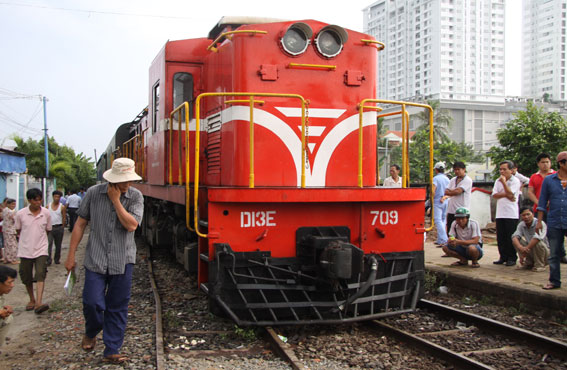 Đầu k&eacute;o đo&agrave;n t&agrave;u TN2 nằm giữa đường sắt số 2 v&agrave; 3.