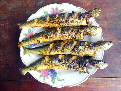 C&aacute; chuồn nướng mộc mạc m&agrave; thơm.