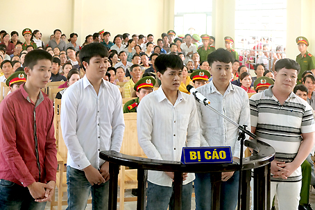 C&aacute;c bị c&aacute;o: Ph&aacute;t, Thanh H&ugrave;ng, Văn H&ugrave;ng, Việt, Cường (từ tr&aacute;i sang phải) tại phi&ecirc;n x&eacute;t xử lưu động ở UBND x&atilde; Xu&acirc;n Hưng ng&agrave;y 24-4.