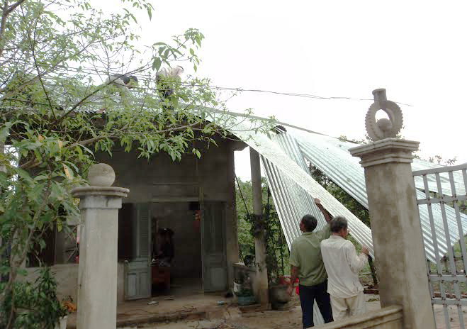 hiện trường vụ nh&agrave; bị lốc xo&aacute;y