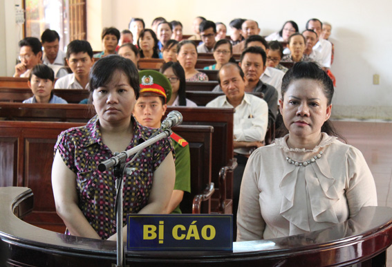 C&aacute;c bị c&aacute;o Anh (tr&aacute;i) v&agrave; Thu tại t&ograve;a.