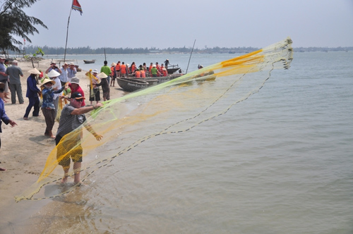 Du kh&aacute;ch nước ngo&agrave;i trải nghiệm l&agrave;m ngư d&acirc;n tại Cồn Doi.