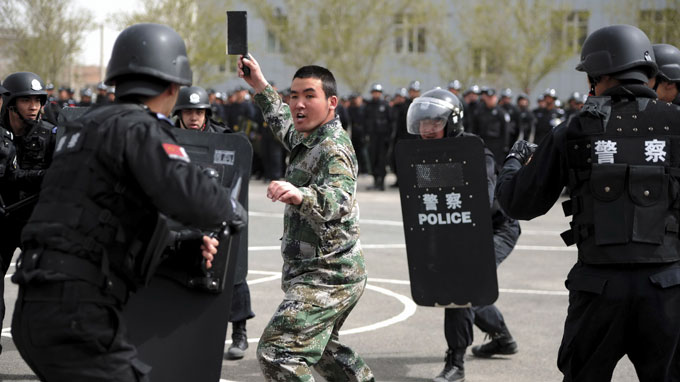 Diễn tập chống khủng bố ở Urumqi (Tân Cương) ngày 26-4 - Ảnh: Reuters