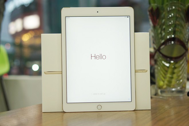 iPad Air 2 c&oacute; gi&aacute; b&aacute;n kh&aacute; tốt trong những ng&agrave;y đầu về Việt Nam nhưng doanh số thấp hơn nhiều so với sản phẩm Air thời điểm năm ngo&aacute;i.