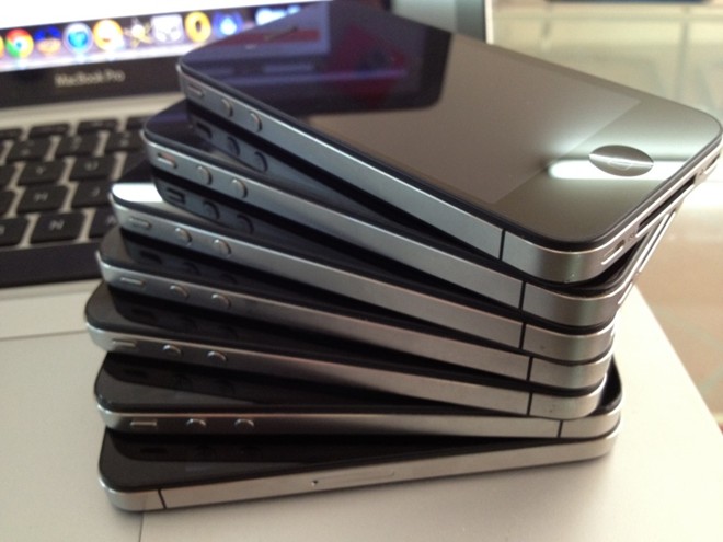 Những chiếc iPhone 4 cũ gi&aacute; dưới 3 triệu đang tạo được sức h&uacute;t lớn đối với người d&ugrave;ng phổ th&ocirc;ng. Ảnh: Nhật Tảo.