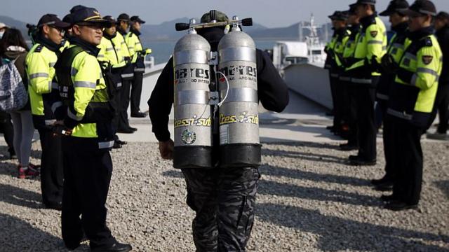 Thảm họa chìm phà Sewol: Đau lòng tìm thấy thi thể trẻ em