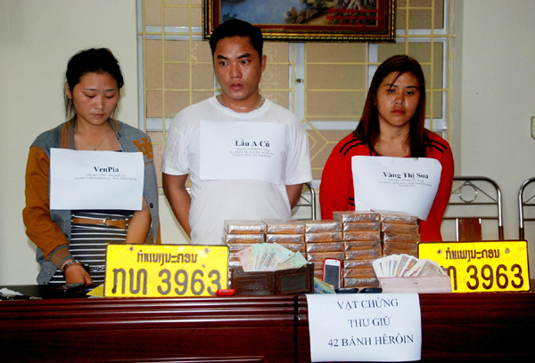Bắt 3 kẻ buôn 42 bánh heroin, đi xe biển số nước ngoài