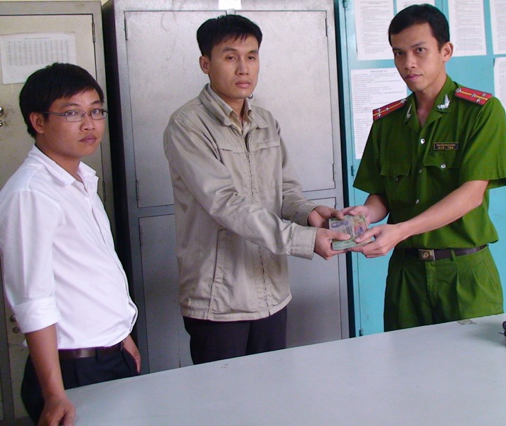 Nhặt được 46 triệu đồng, trả lại người bị mất