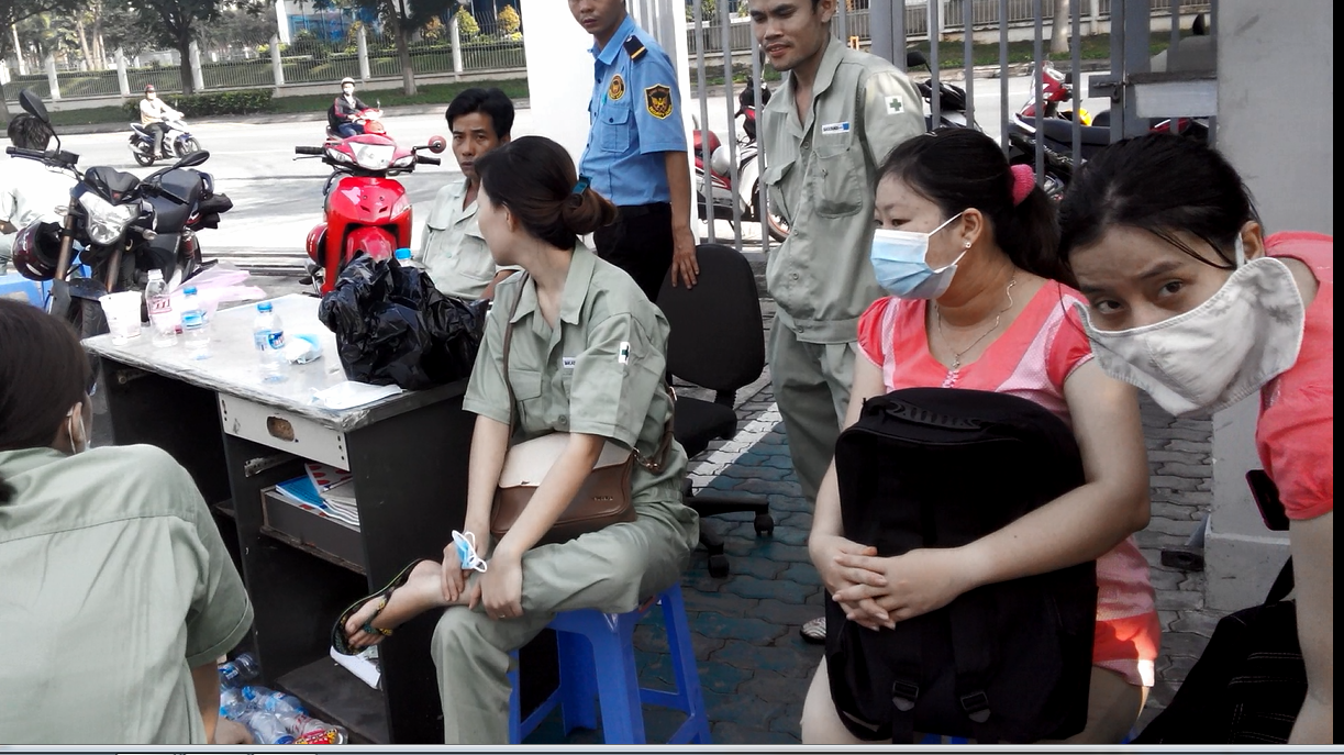 S&aacute;ng 19-9, c&ocirc;ng nh&acirc;n c&ocirc;ng ty Sakata buồn b&atilde; v&igrave; nh&agrave; m&aacute;y ra tro