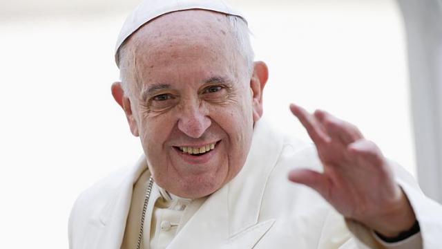 Gi&aacute;o ho&agrave;ng Francis giữ vai tr&ograve; quan trọng trong việc h&agrave;n gắn qua hệ giữa Cuba v&agrave; Mỹ. Ảnh: Reuters