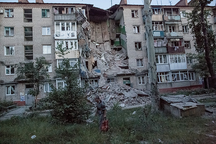 Aftermath of an artillery attack by the Ukrainian army on the Artyom district in Slavyansk. (RIA Novosti / Andrey Stenin)