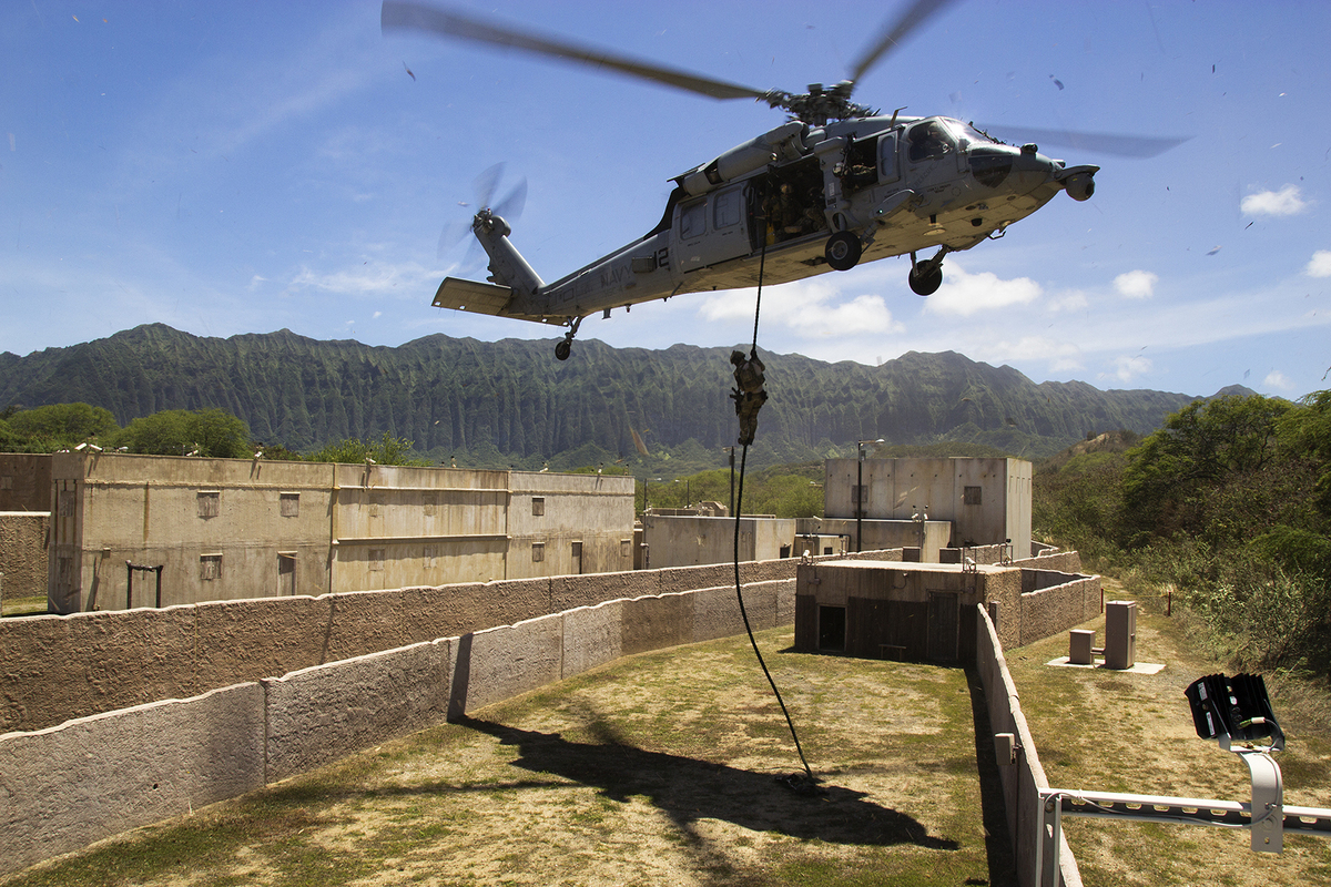 Lực lượng SEAL của Hàn Quốc xuống làng tập trận RIMPAC hôm 10-7 tại vịnh Kaneohe, Hawaii. Họ rời chiếc trực thăng MH-60S Seahawk bằng dây thừng.