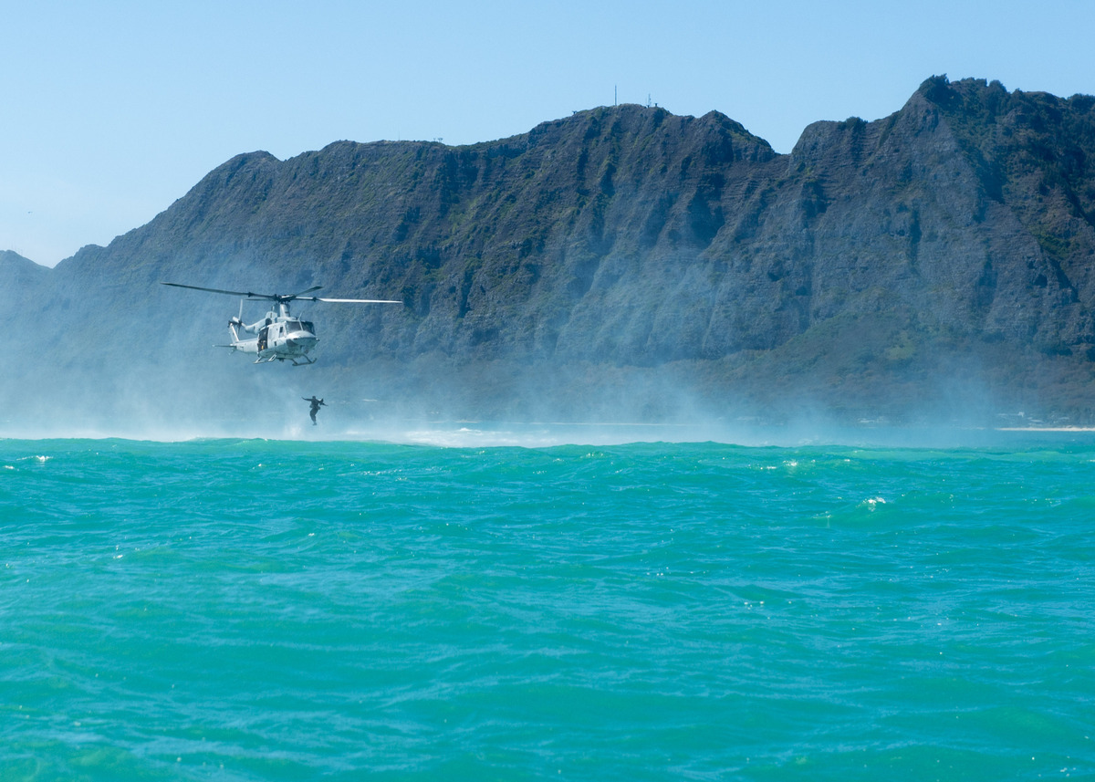 Binh sỹ Canada nhảy ra khỏi trực thăng ơ bờ biển Hawaii để thực hiện nhiệm vụ trinh sát.