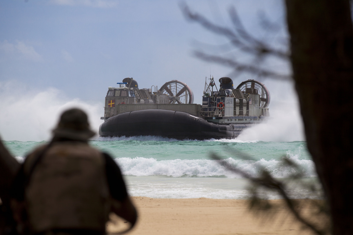 Tàu đổ bộ đệm khí của Mỹ rời cảng USS Rushmore, chuẩn bị đổ bộ vào bờ biển Vịnh Kaneohe, Hawaii.