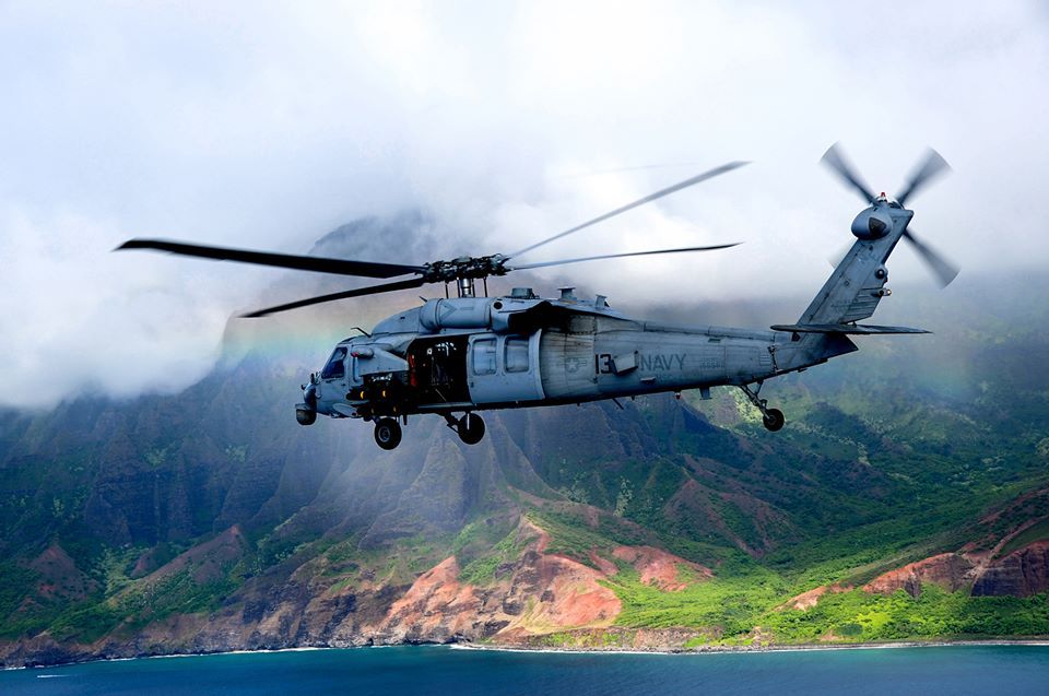 Trực thăng MH-60S Seahawk chuẩn bị hạ cánh xuống tàu sân bay USS Ronald Reagan.