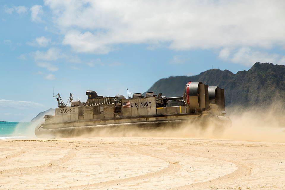 Tàu đổ bộ đệm khí LCAC rời cảng Vịnh Kaneohe, Hawaii để quay về cảng USS Rushmore sau khi hoàn thành vận chuyển quân đội và vũ khí.