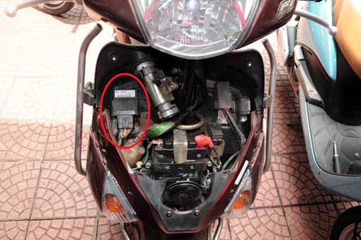 Sơ sẩy 5 phút, xe Lead và SCR bị trộm cục ECM
