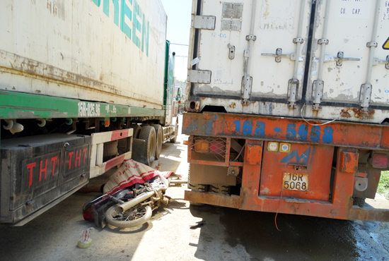Cố vượt xe container, người đi xe máy tự gây họa
