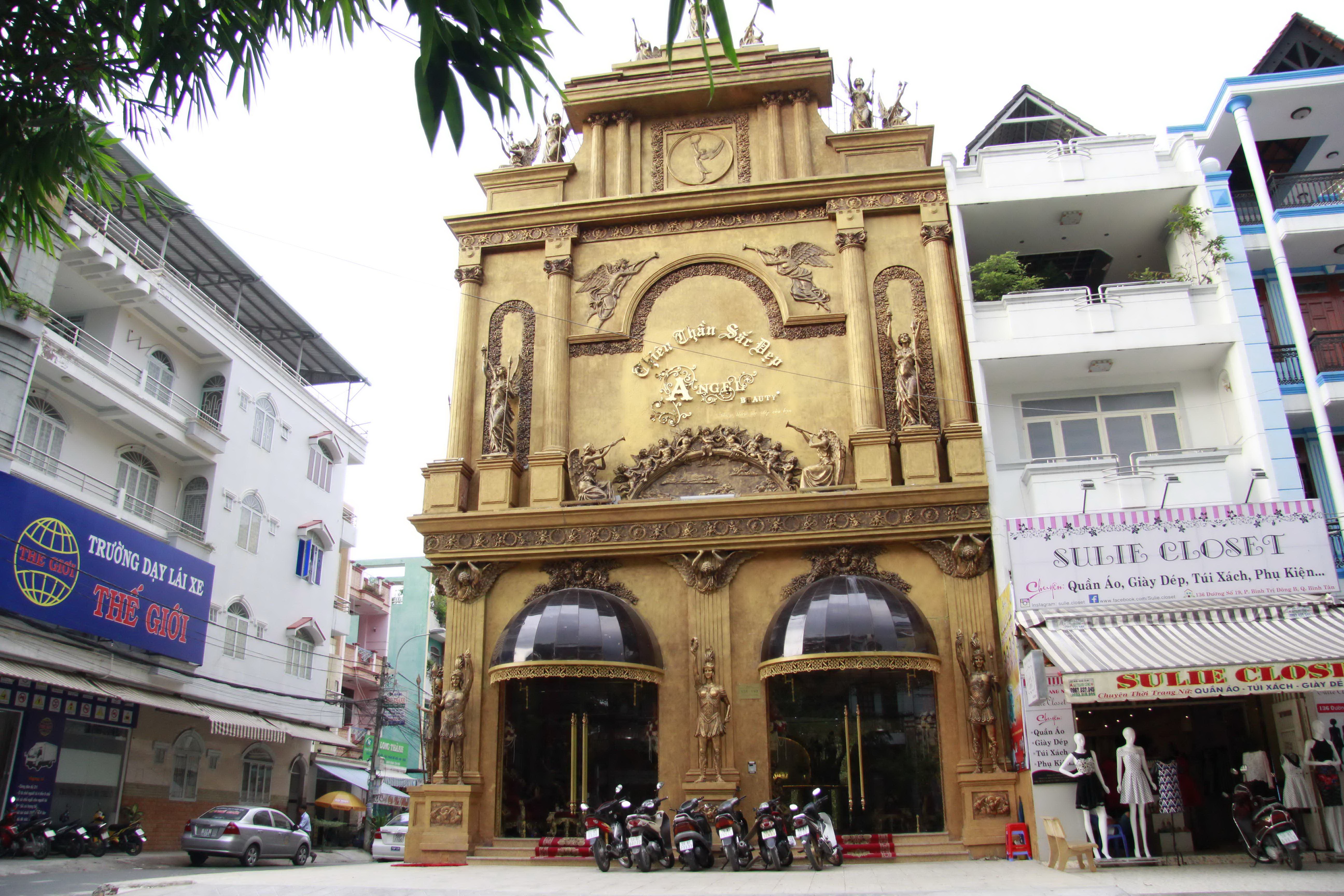 T&ocirc;ng m&agrave;u chủ đạo được sử dụng cho l&acirc;u đ&agrave;i l&agrave; v&agrave;ng &aacute;nh kim v&agrave; đỏ. T&ocirc;ng m&agrave;u tạo n&ecirc;n n&eacute;t mới lạ, sang trọng, bắt mắt v&agrave; g&acirc;y ấn tượng cho những người d&acirc;n ở khu vực l&acirc;n cận.
