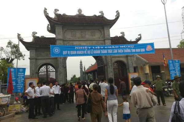 Từ sáng sớm, đông đảo nhân dân, Phật tử đã đổ về Nam Định chiêm bái và dự lễ khánh thành Đại tượng Phật