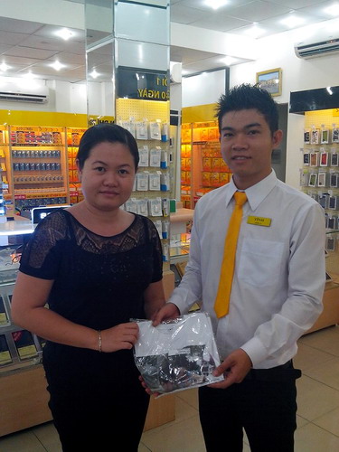 Chị Giang Nguyễn nhận phần thưởng qua mạng tại TP Quy Nhơn.